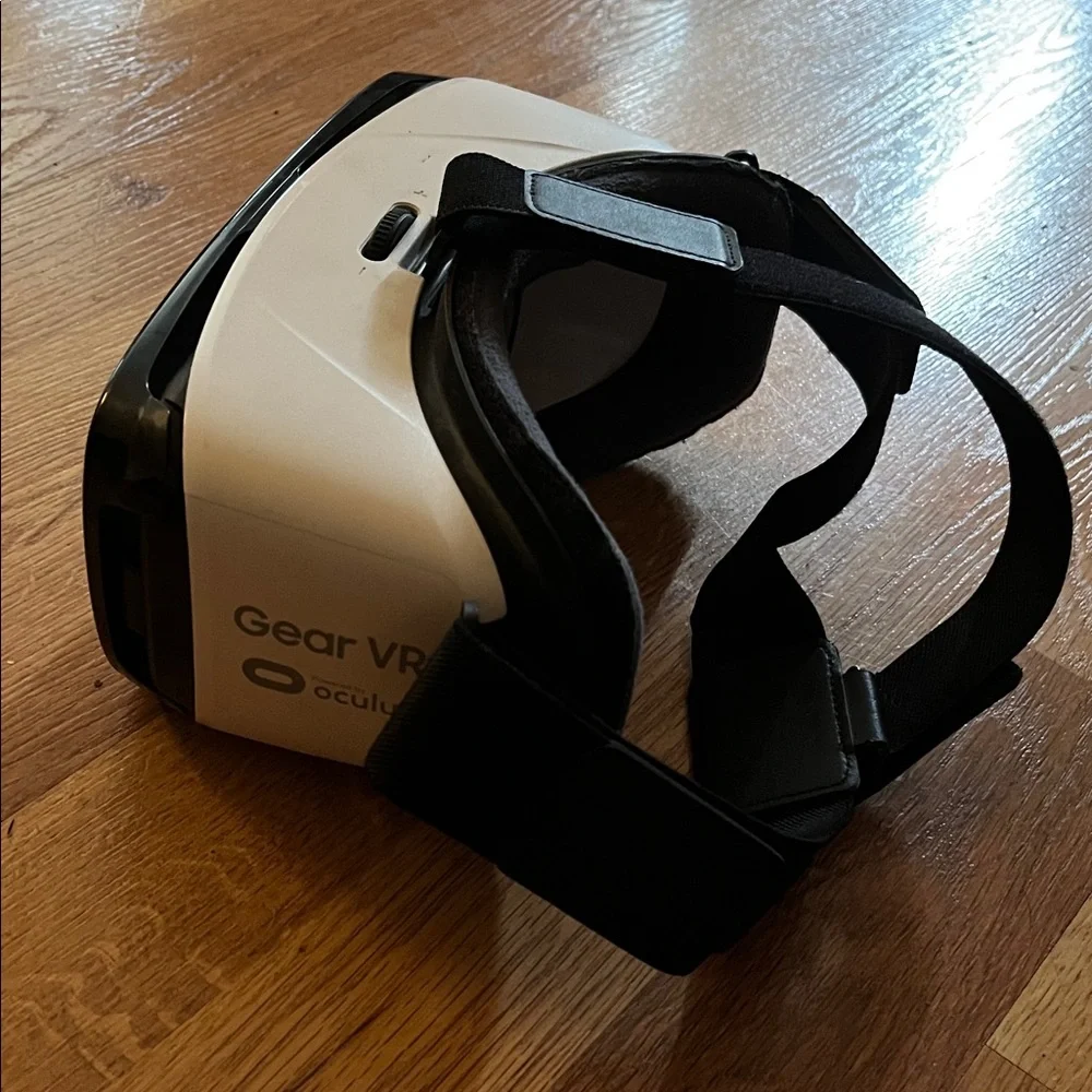 Samsung VR Headset in Black and White
